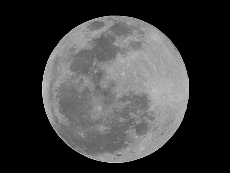 Bámulatos a Hold túloldala, lefotózta az űrszonda