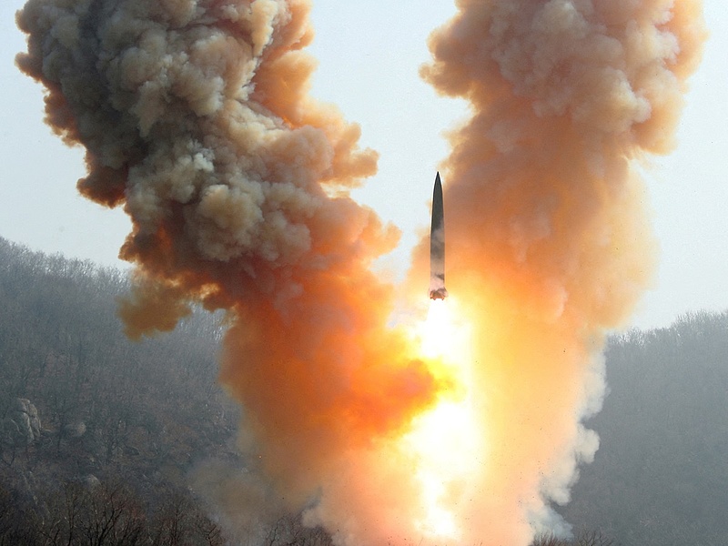 Frászt hozta szomszédjaira új ballisztikus rakétájával Észak-Korea