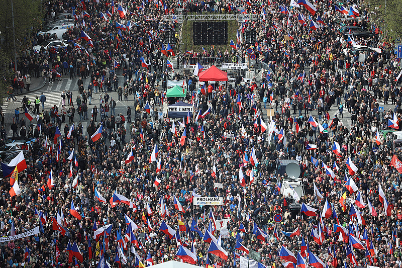 Több tízezer ember vonult az utcára Prágában, elegük van a drágulásból