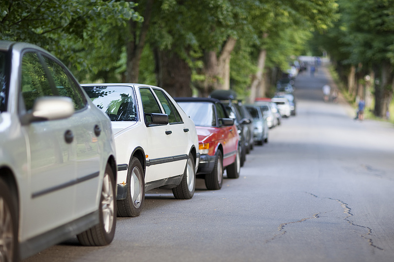 Parkolás közterületen: fellángoló viták „pofátlan” autósok és „önző” tulajdonosok között