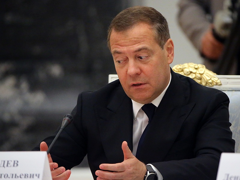 Medvegyev: Oroszország elsőként vetheti be a nukleáris fegyvereket