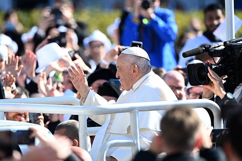 Senkinek eszébe ne jusson üvegkulaccsal, hosszú rúddal menni a budapesti pápai szentmisére 
