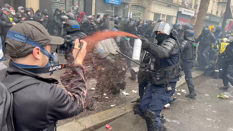 Szélsőbalosok támadtak rendőrökre május elsején, a molotov-koktél is előkerült 