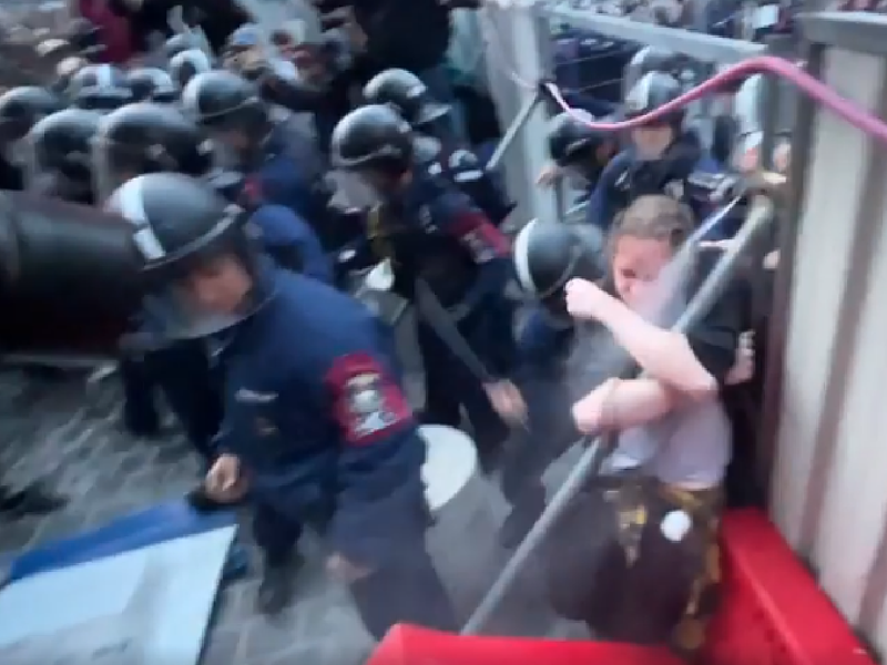 A Karmelitánál kopogtattak a státusztörvény ellen tüntető diákok, a könnygáz is előkerült