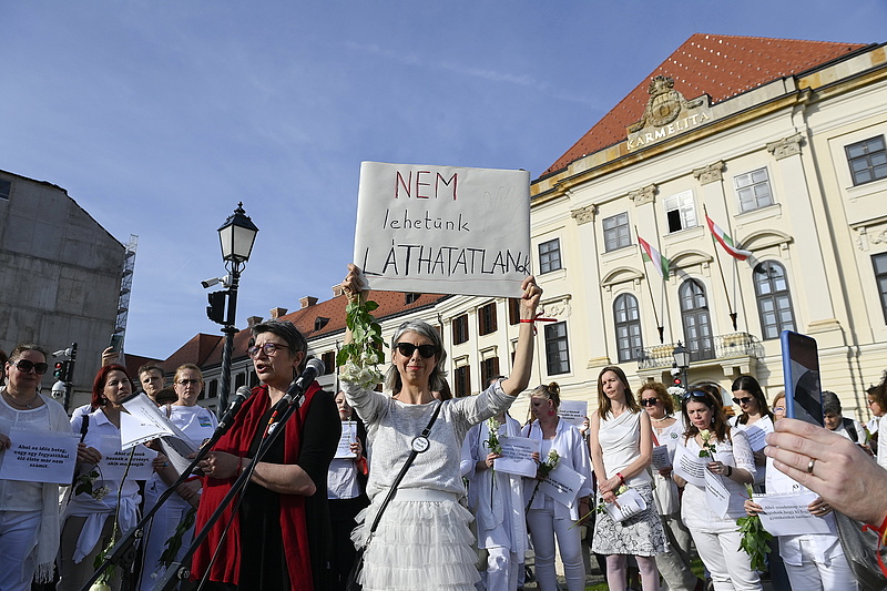 A Karmelitánál tüntetett több szervezet anyák napján 