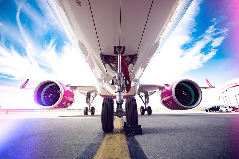 A Wizz Air erős utasforgalommal és magasabb viteldíjakkal számol a nyáron