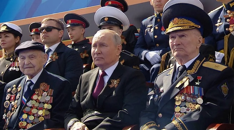 Nyugdíjas KGB-sekkel és NKVD-sekkel ünnepelt együtt Putyin