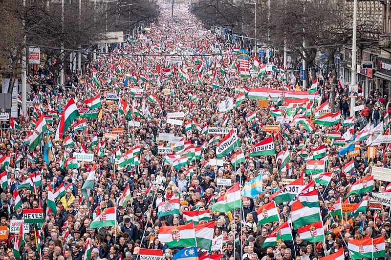 Javuló közhangulat és masszív Fidesz-fölény