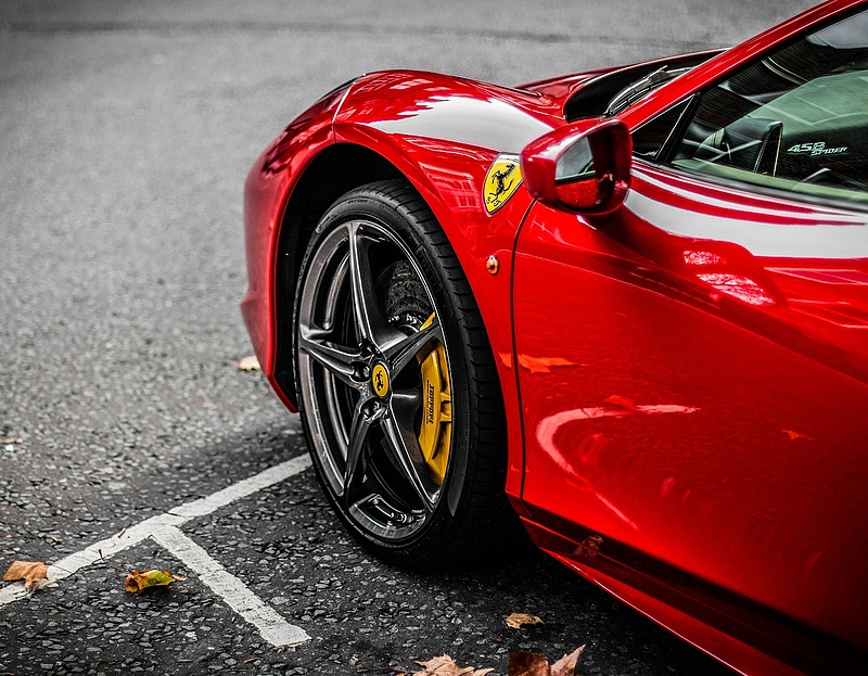 Nagy lábon élt az adócsaló bandavezér: Ferrarijában egymillió euró kallódott