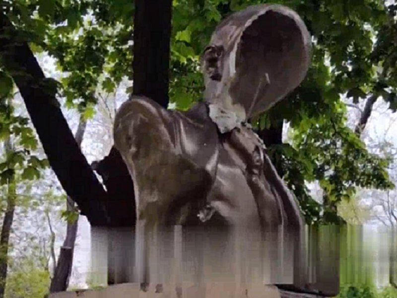 Atomjaira verték szét az oroszok Lenin-szobrát a megszállt városban