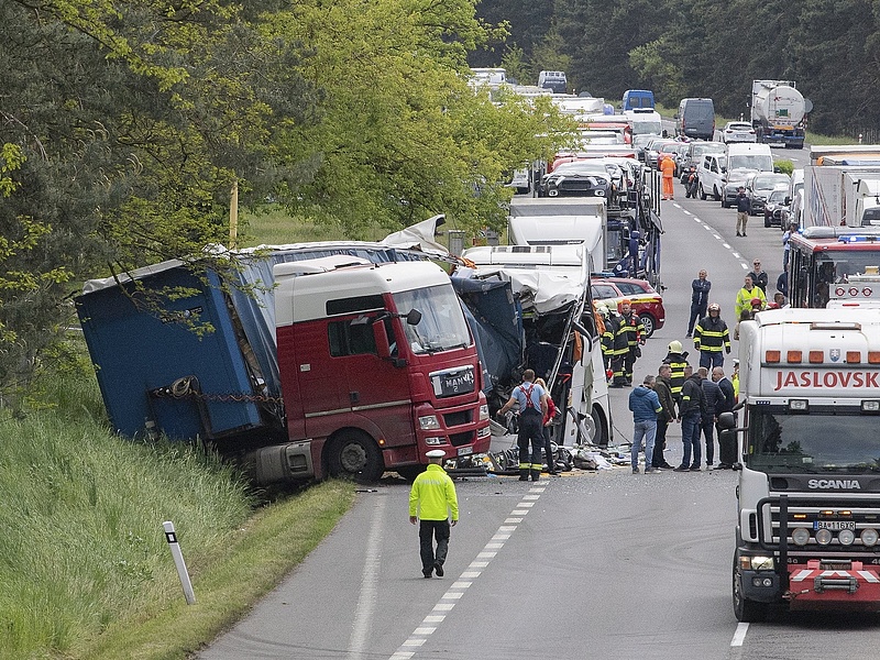 8 sérült kirtikus állapotban van - Magyar kirándulóbusz szenvedett súlyos balesetet Szlovákiában
