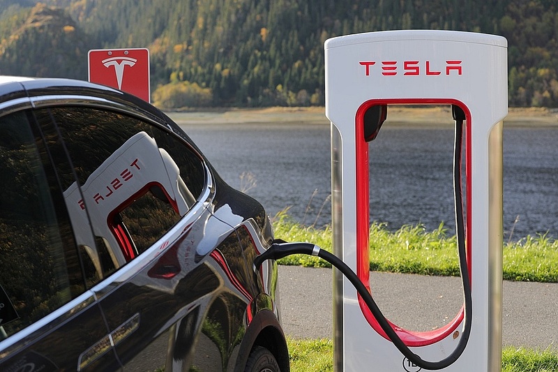 Titok övezi a két új Tesla-modellt, előretőrnek a kínaiak