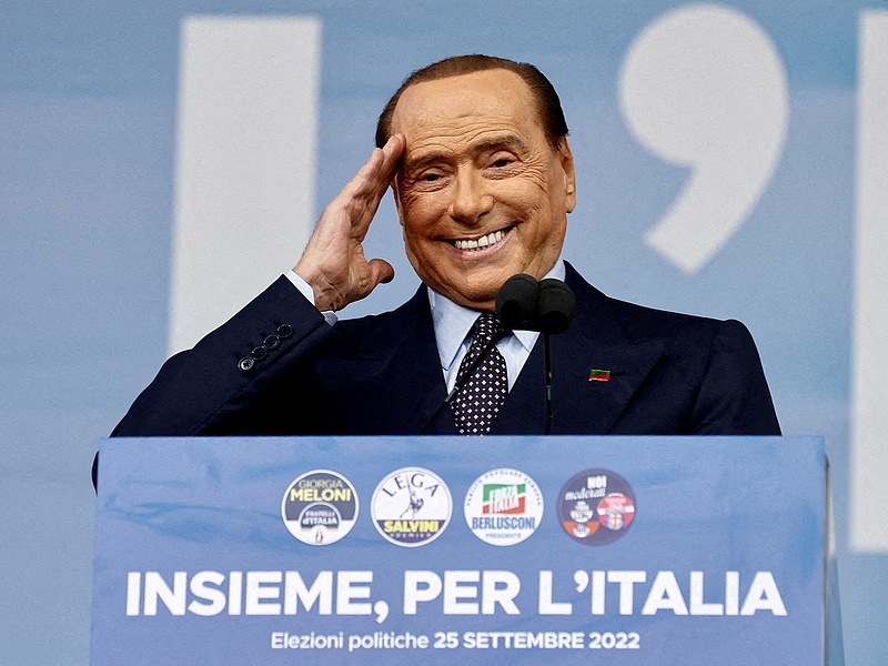 Negyvenöt nap után hazaengedték Berlusconit, Meloni tartotta benne a lelket 