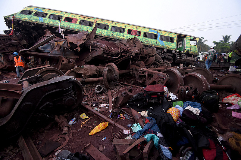Több száz halottja van egy indiai vonatbalesetnek, a hadsereget is bevetik 