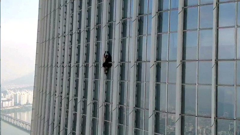 A francia után a brit pókembert is leszedték a szöüli felhőkarcolóról