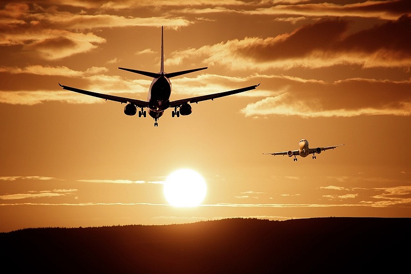 Súlyos vádak: megtévesztik az utazókat a légitársaságok, „zöld viteldíjat” fizettetnek a változatlan környezetkárosításért