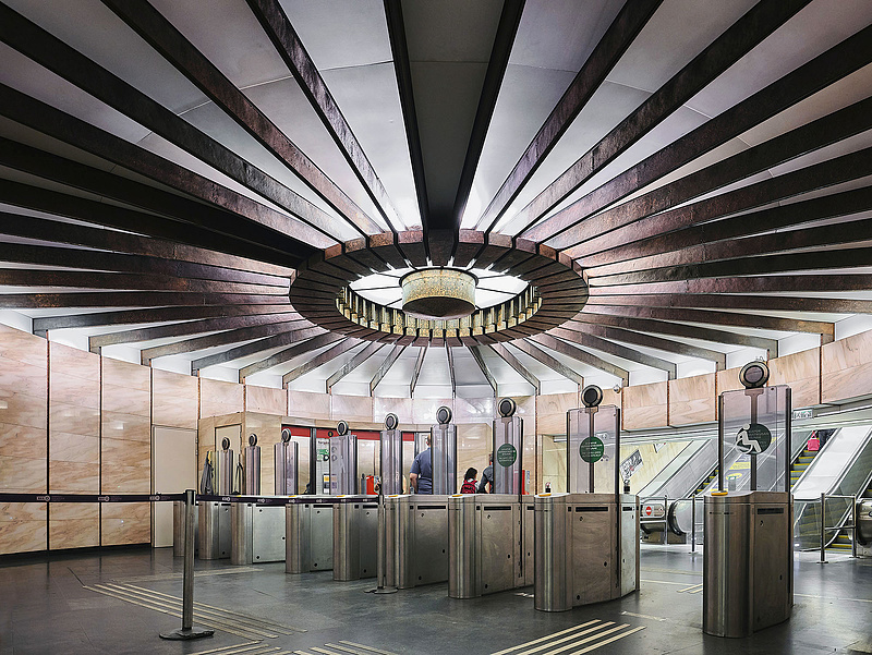 Tíz év után: Úgy tűnnek majd el a használhatatlan Deák téri metrókapuk, mintha sohasem lettek volna ott