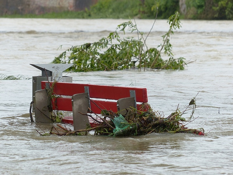 Halálos áradások Erdélyben: kutyája után sietett, amikor elragadta a víz