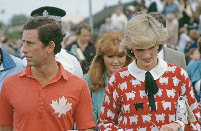 Egy Dél-pesti panel áráért kelhet el Diana hercegné eredeti piros birkás pulcsija