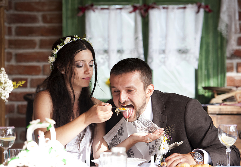 Pörkölt a szmokingon: szakembert próbáló feladat az esküvők biztosítása