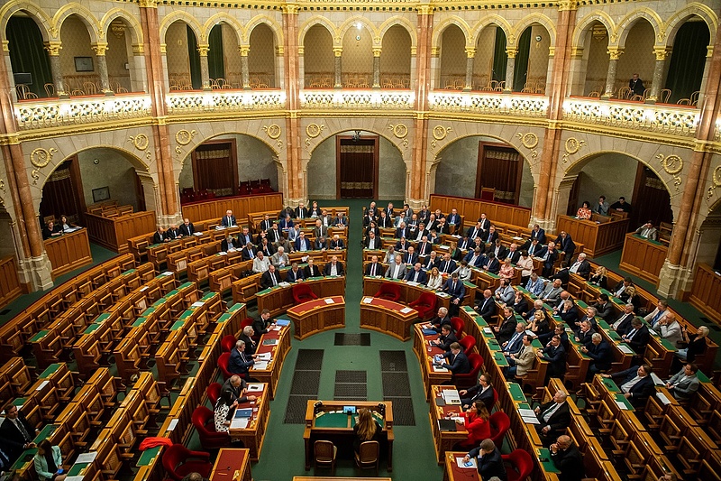 Rendkívüli parlamenti ülést hívott össze a kormány