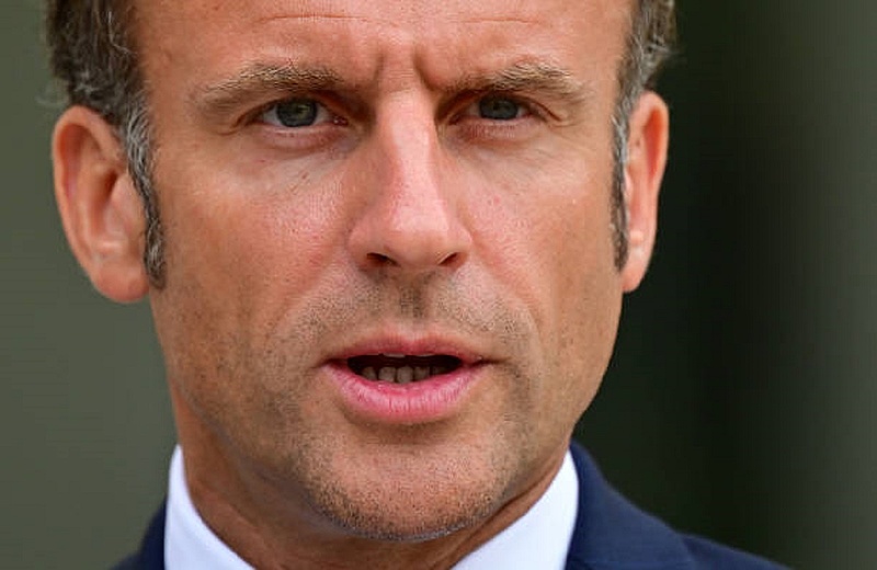 Macron nem engedi el miniszterelnöke kezét, ragaszkodik hozzá