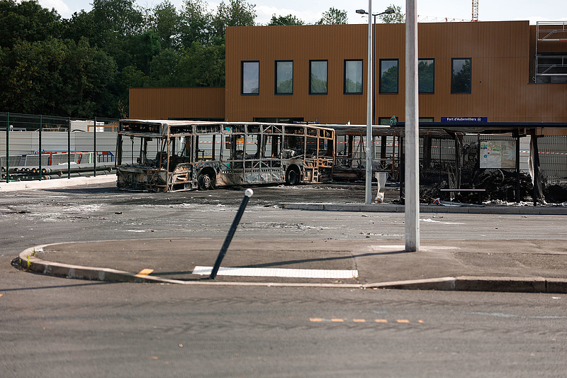 Parkoló buszokat gyújtogattak: megsérült az olimpiai játékok egyik helyszíne Párizsban