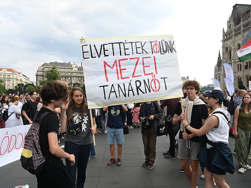 Hiába vannak tömegek a Kossuth téren, a parlamentben rábólintottak a státusztörvényre