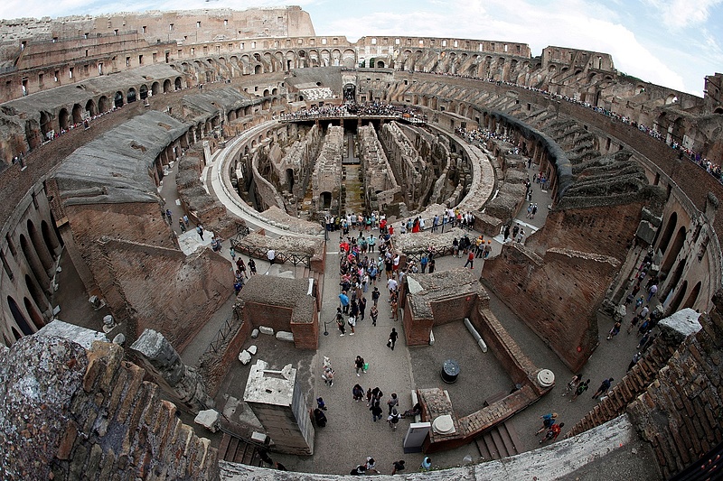 Nem tudta, hogy ilyen régi a Colosseum: az egész világtól bocsánatot kért, amiért belevésett