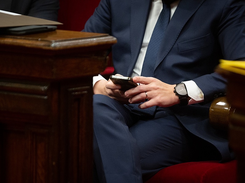 Jön a Pegazus-törvény a franciáknál: megfigyelhetnek telefonon keresztül