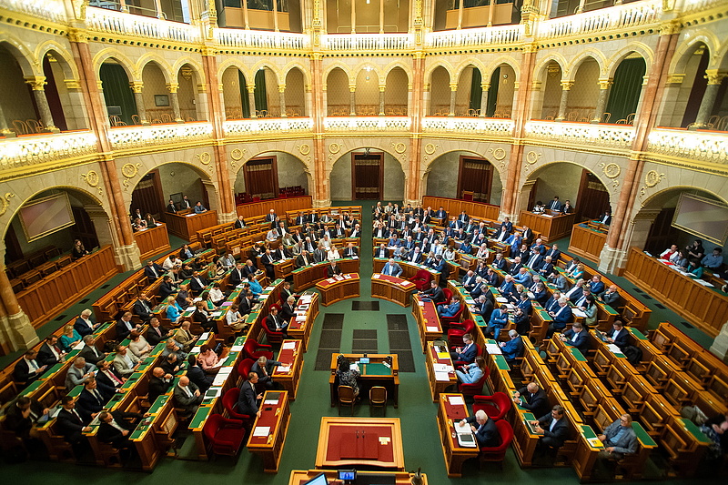 Elfogadta a parlament a jövő évi költségvetést, kőbe vésték a háborús büdzsét