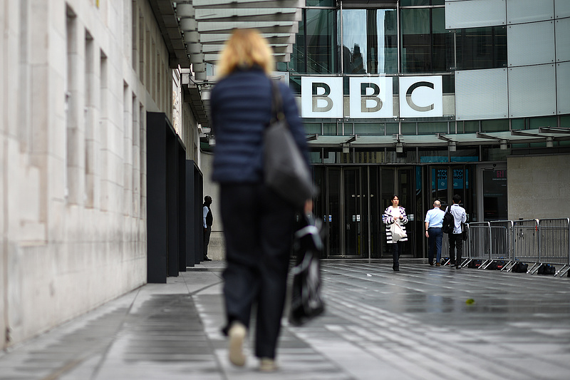 Szexuális tartalmú fotókért fizethetett egy fiatalnak a BBC egyik ismert műsorvezetője