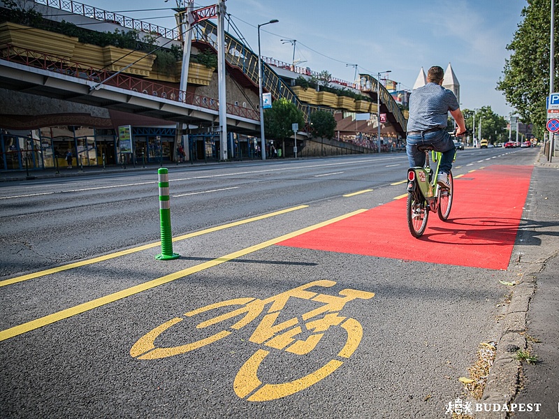 Mostantól pollerekkel védik a bicikliseket Budapesten