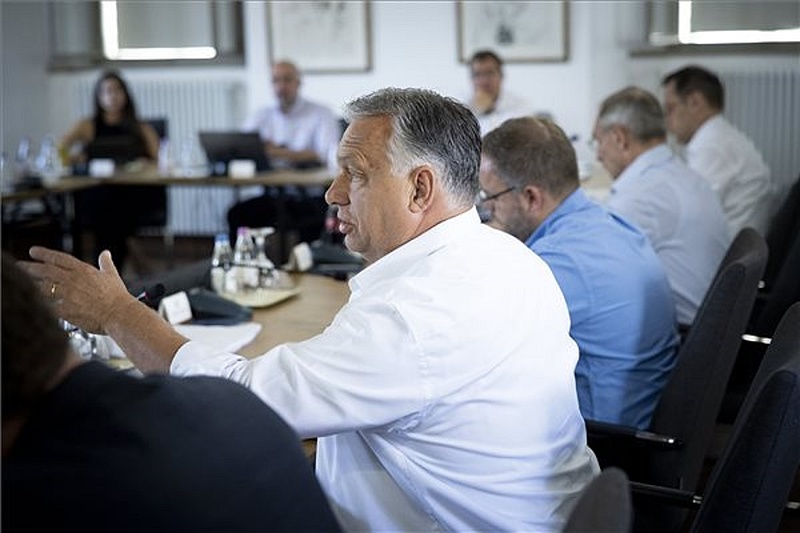 Orbán Viktor bejelentkezett a kormányülésről: el kell taposni az inflációt