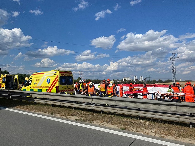 Egy halott, 76 sérült, két autóbusz ütközött össze Brno közelében, az egyiken magyarok is ületek