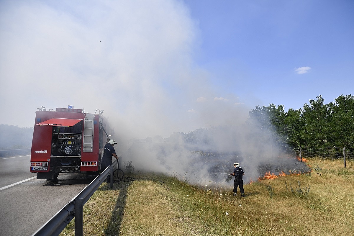 Tűz ütött ki a Budapest-Szeged vonalon, az oltás idején leállt a vasúti ...