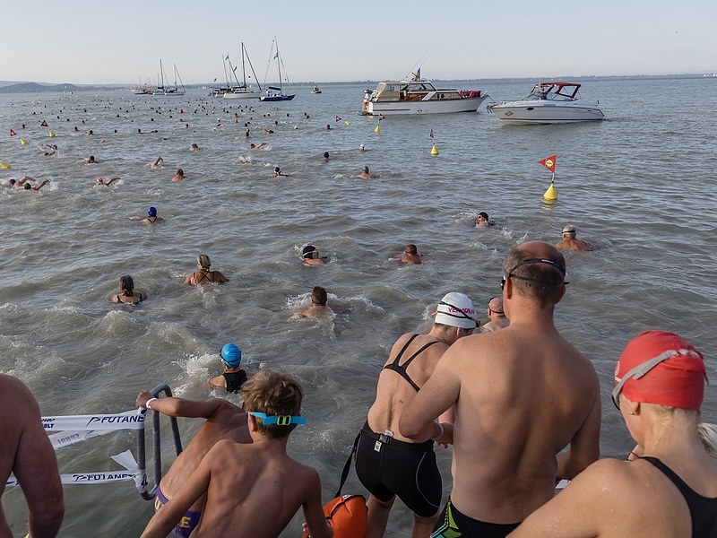 Novák Katalin sem riadt meg, erős hullámok között indult a Balaton-átúszás