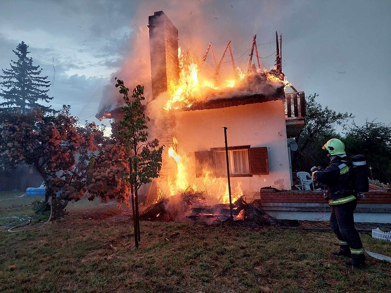 Balatoni házba csapott a villám, villámgyorsan leégett