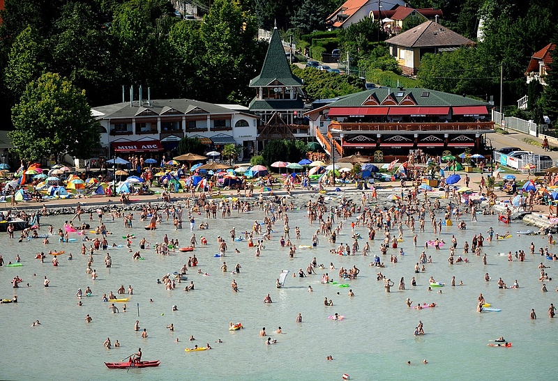Elözönlötték a külföldiek a Balatont, Kínából hétszer annyian jöttek, mint tavaly