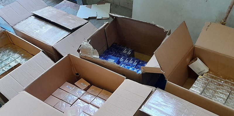 Postai küldeménynek álcázták a több mint ötezer hamis pacsulit
