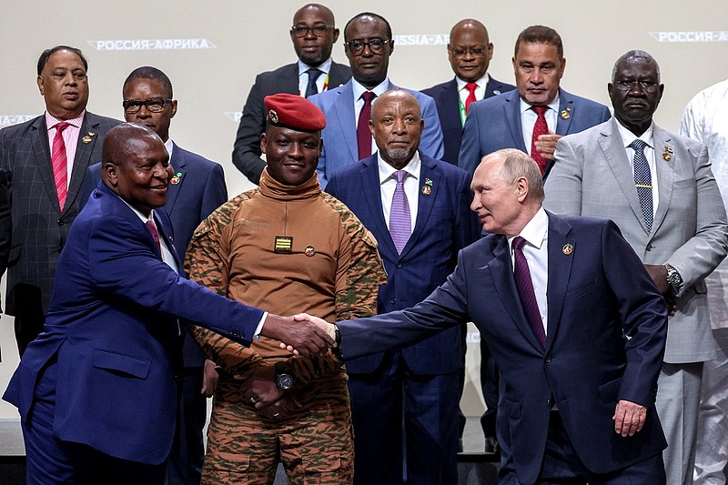 Putyin a prés alatt: afrikai vezetők győzködik, hogy kössön végre békét