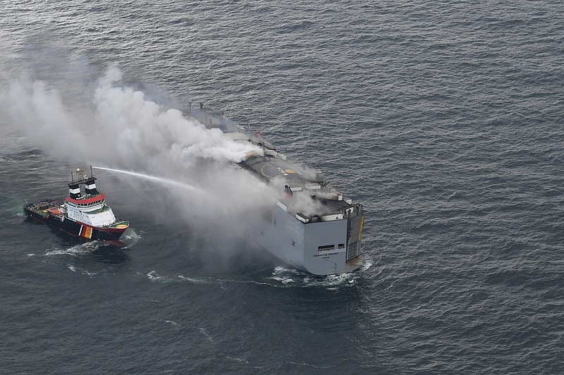 Pokol a tengeren: nem 25, hanem közel 500 elektromos autót szállít a lángoló hajó