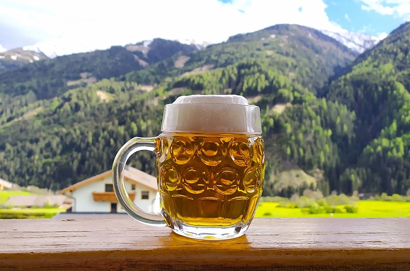 Megállt az idő az osztrák kocsmárosnál: schillingért adja a sört, két évtizeddel ezelőtti áron