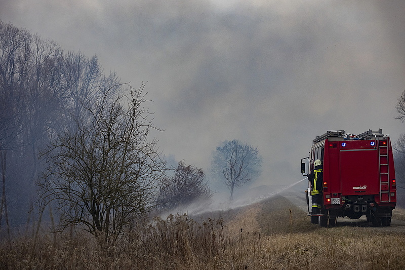 Illegális szemétlerakó égett Akarattya határában, a tűzoltók nem jutottak be a bejáraton