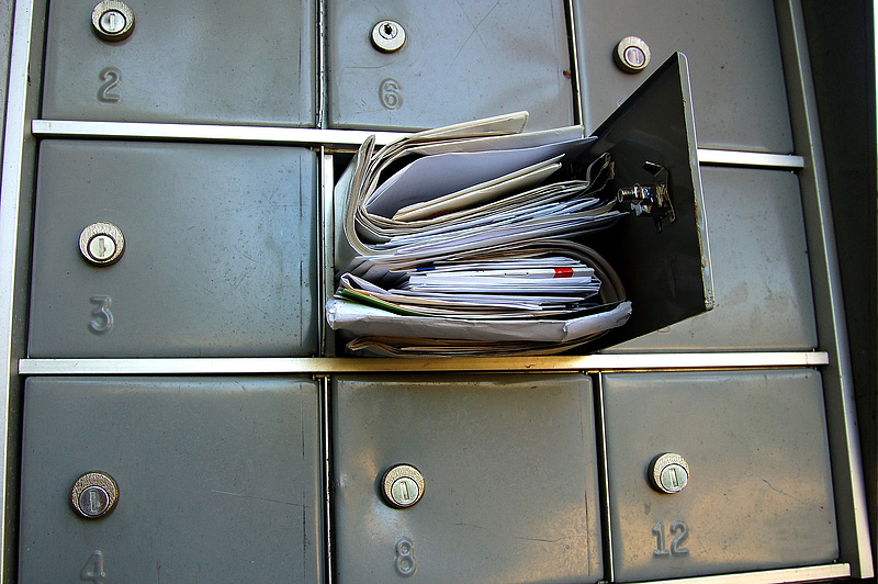 A kézbesítés hátulütői: tömött postaládák, elveszett névkiírások
