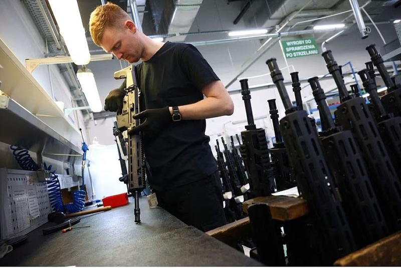 A közép-európai fegyvergyártók kecsegtető ajánlatokkal toborozzák a munkaerőt