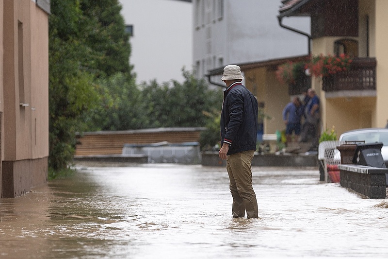 Három áldozatot követeltek a heves esőzések után lezúdult árvizek és sárlavinák Szlovéniában