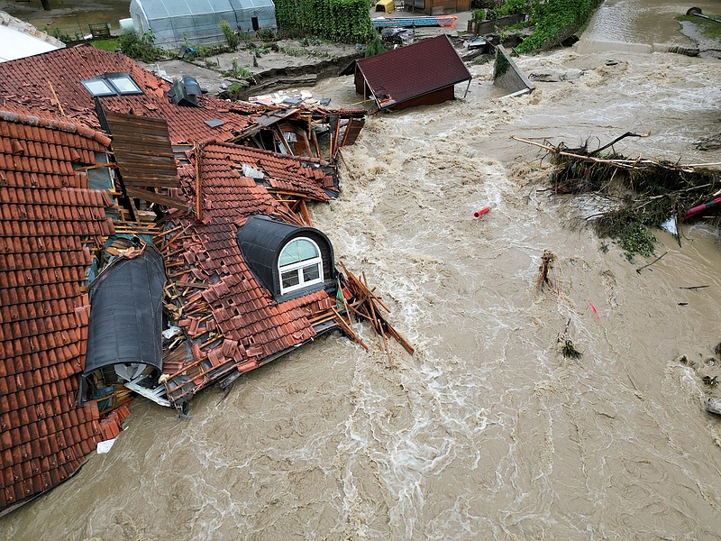 Az áradások miatt már ökológiai katasztrófa fenyeget a szomszédban