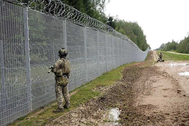 Lengyelország kétezer katonával erősíti meg a belarusz határ védelmét