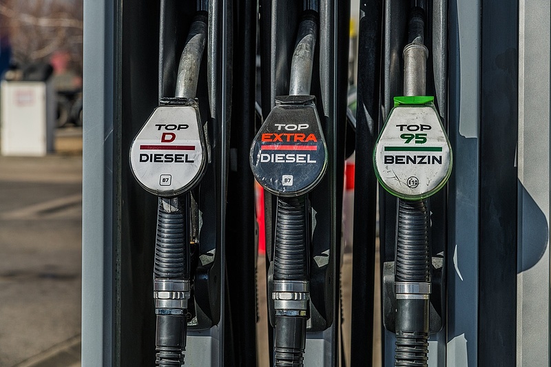 Ettől leesik a tanksapka: végre olcsóbb lesz az üzemanyag